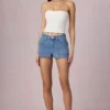 Shorts a vita alta e linea ad A Beata in lavaggio blu medio Shorts a vita alta e linea ad A Beata in lavaggio blu medio