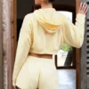 Shorts a vita media con bottoni in giallo limone Shorts a vita media con bottoni in giallo limone