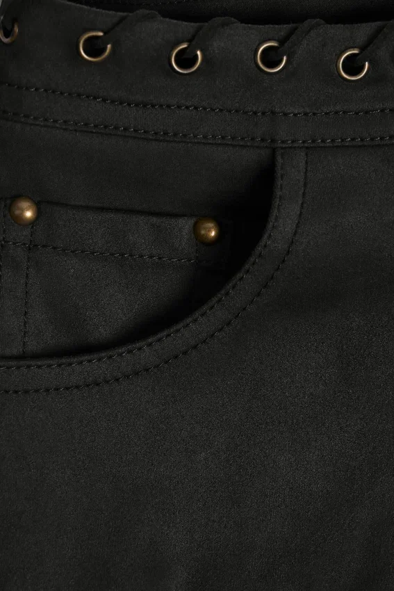 Shorts a vita media con lacci Parva in nero Shorts a vita media con lacci Parva in nero
