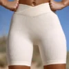 Shorts da ciclista a vita alta FlexiRib in avorio Shorts da ciclista a vita alta FlexiRib in avorio