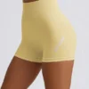 Shorts senza cuciture Super Sculpt in giallo burro Shorts senza cuciture Super Sculpt in giallo burro