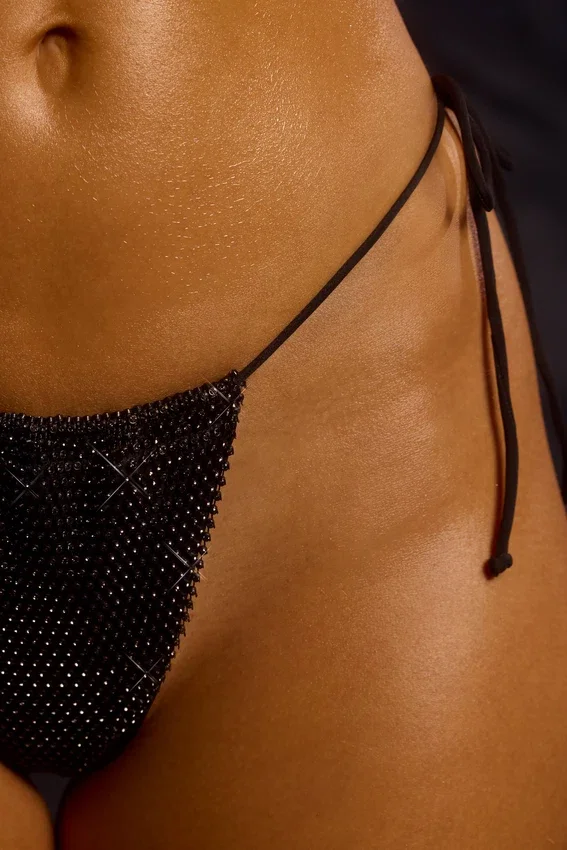 Slip Bikini con coulisse decorato in nero Slip Bikini con coulisse decorato in nero