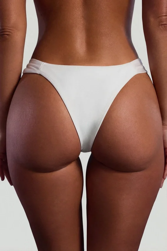 Top bikini a fascia con perline Praslin in avorio Top bikini a fascia con perline Praslin in avorio