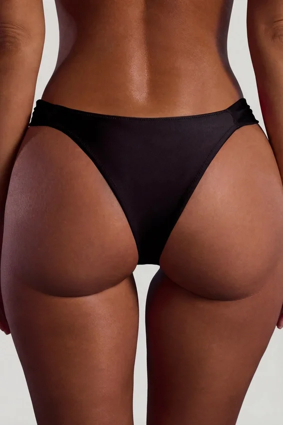 Slip Bikini con fascia larga e decorazioni in perline Maui, colore nero Slip Bikini con fascia larga e decorazioni in perline Maui, colore nero