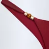 Slip Bikini con parti inferiori in perline, color ciliegia scuro Slip Bikini con parti inferiori in perline, color ciliegia scuro