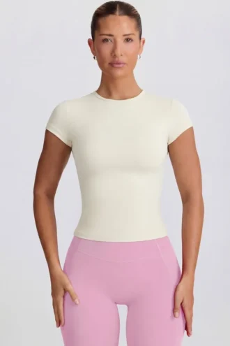 T-shirt lunga con cut-out color crema