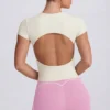 T-shirt lunga con cut-out color crema T-shirt lunga con cut-out color crema