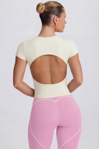 T-shirt lunga con cut-out color crema