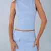 Top a collo alto in finta pelle scamosciata Aurelle  in blu tenue