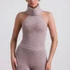 Top a collo alto senza schienale in maglia a coste Sakari, color taupe