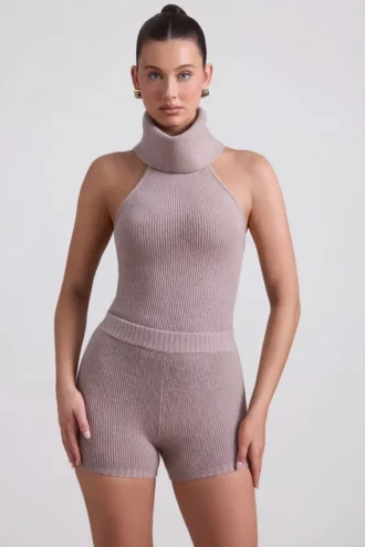 Top a collo alto senza schienale in maglia a coste Sakari, color taupe