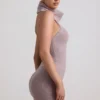 Top a collo alto senza schienale in maglia a coste Sakari, color taupe