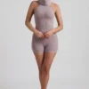 Top a collo alto senza schienale in maglia a coste Sakari, color taupe