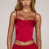 Top a corsetto con collo a cappuccio e allacciatura in raso Eirwen in rosso vero Top a corsetto con collo a cappuccio e allacciatura in raso Eirwen in rosso vero