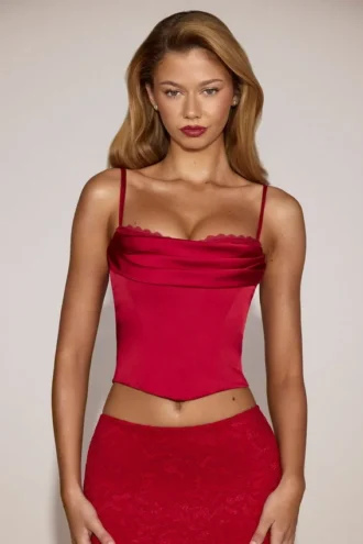 Top a corsetto con collo a cappuccio e allacciatura in raso Eirwen in rosso vero