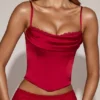 Top a corsetto con collo a cappuccio e allacciatura in raso Eirwen in rosso vero Top a corsetto con collo a cappuccio e allacciatura in raso Eirwen in rosso vero