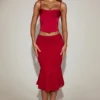 Top a corsetto con collo a cappuccio e allacciatura in raso Eirwen in rosso vero Top a corsetto con collo a cappuccio e allacciatura in raso Eirwen in rosso vero