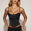 Top a corsetto con collo a cappuccio e allacciatura in raso Eirwen, nero