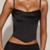 Top a corsetto con collo a cappuccio e allacciatura in raso Eirwen, nero