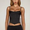 Top a corsetto con collo a cappuccio e allacciatura in raso Eirwen, nero