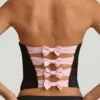 Top a corsetto con cut-out e fiocco Audrina in nero Top a corsetto con cut-out e fiocco Audrina in nero