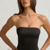 Top a corsetto con cut-out e fiocco Audrina in nero Top a corsetto con cut-out e fiocco Audrina in nero