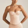 Top a corsetto con lacci Araminta in beige dorato Top a corsetto con lacci Araminta in beige dorato