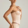 Top a corsetto con lacci Araminta in beige dorato Top a corsetto con lacci Araminta in beige dorato