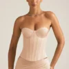 Top a corsetto con lacci Araminta in beige dorato Top a corsetto con lacci Araminta in beige dorato
