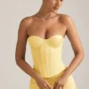 Top a corsetto con lacci Araminta in giallo pastello