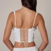 Top a corsetto con lacci e decorazioni Letitia in bianco