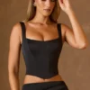 Top a corsetto con lacci Hannie in nero