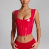 Top a corsetto con lacci in vinile Lamiya in rosso fuoco Top a corsetto con lacci in vinile Lamiya in rosso fuoco
