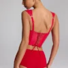 Top a corsetto con lacci in vinile Lamiya in rosso fuoco Top a corsetto con lacci in vinile Lamiya in rosso fuoco