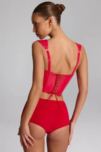 Top a corsetto con lacci in vinile Lamiya in rosso fuoco