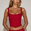 Top a corsetto con stecche e scollo morbido in pizzo Cherith in rosso vero Top a corsetto con stecche e scollo morbido in pizzo Cherith in rosso vero