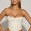 Top a corsetto drappeggiato con decorazioni Sterling in bianco Top a corsetto drappeggiato con decorazioni Sterling in bianco