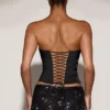 Top a corsetto drappeggiato in raso Yulea con allacciatura in nero e viola