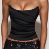 Top a corsetto drappeggiato in raso Yulea con allacciatura in nero e viola