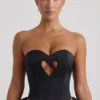Top a corsetto senza spalline con cut-out a cuore decorato Amora in nero Top a corsetto senza spalline con cut-out a cuore decorato Amora in nero