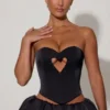 Top a corsetto senza spalline con cut-out a cuore decorato Amora in nero Top a corsetto senza spalline con cut-out a cuore decorato Amora in nero