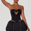 Top a corsetto senza spalline con cut-out a cuore decorato Amora in nero Top a corsetto senza spalline con cut-out a cuore decorato Amora in nero