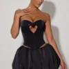 Top a corsetto senza spalline con cut-out a cuore decorato Amora in nero Top a corsetto senza spalline con cut-out a cuore decorato Amora in nero