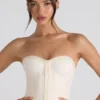 Top a corsetto senza spalline con lacci e ruches Melvina in avorio Top a corsetto senza spalline con lacci e ruches Melvina in avorio