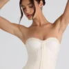 Top a corsetto senza spalline con lacci e ruches Melvina in avorio Top a corsetto senza spalline con lacci e ruches Melvina in avorio
