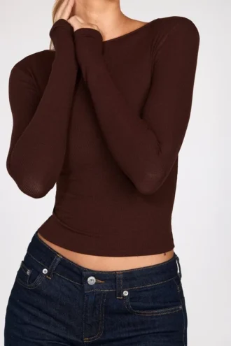 Top a maniche lunghe con arricciature in modal a coste Luisa, color cioccolato