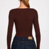 Top a maniche lunghe con arricciature in modal a coste Luisa, color cioccolato Top a maniche lunghe con arricciature in modal a coste Luisa, color cioccolato