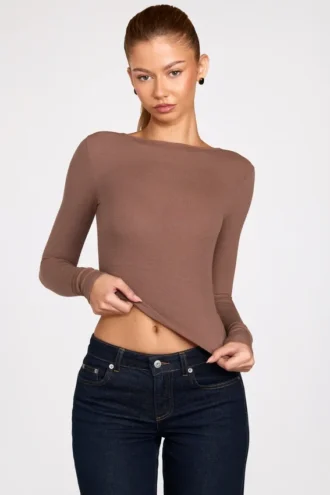 Top a maniche lunghe con arricciature in modal a coste Luisa in color moka
