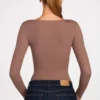 Top a maniche lunghe con arricciature in modal a coste Luisa in color moka