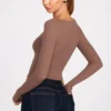 Top a maniche lunghe con arricciature in modal a coste Luisa in color moka